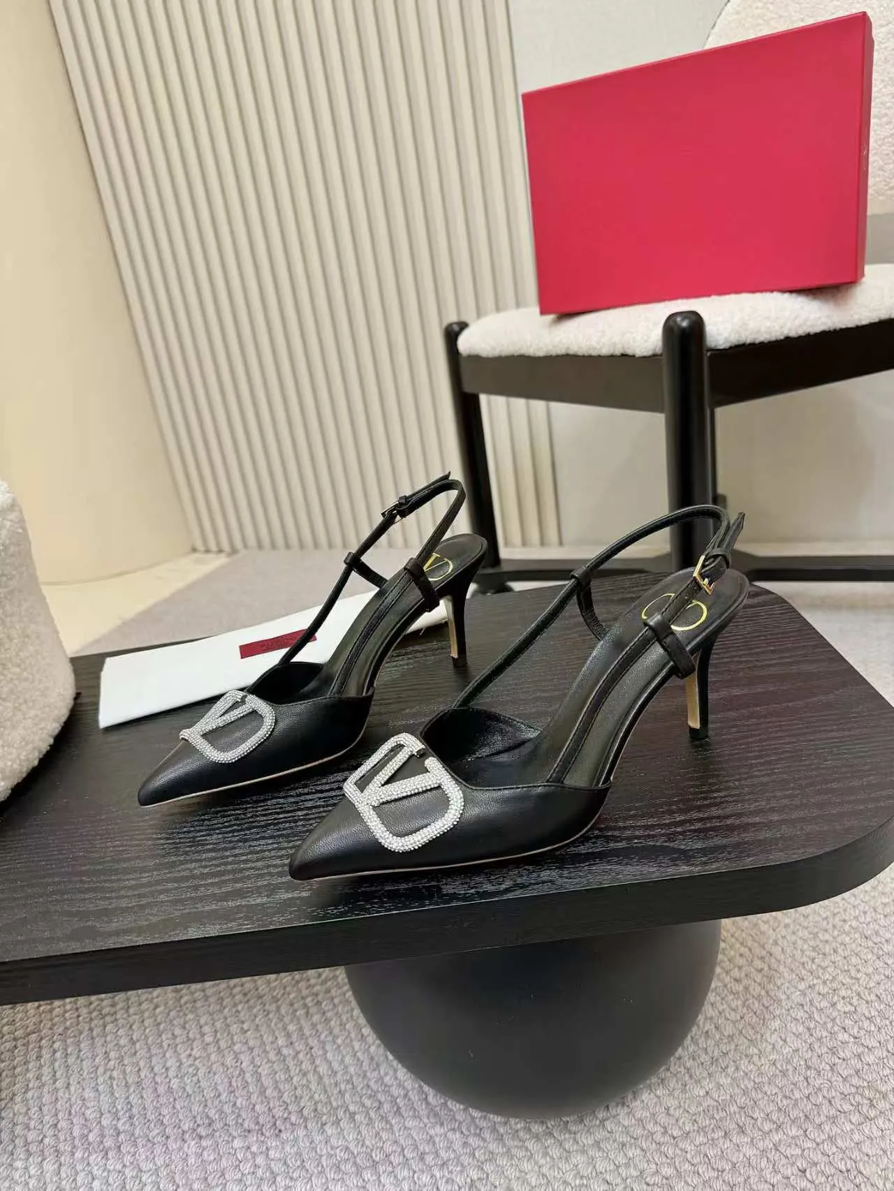 👟👟Ex-factory price 400👟👟 Genuine leather sole + 40 Kloesch diamond buckle Valentino. Valentino large v-buckle sandals ㊙️Latest series of counters Authentic grade version with perfect details. Authentic products are made one to one. All the details are consistent with the authentic ones. The upper foot is very pedicure type. The key point is that it is very good and easy to control. It does not grind the feet and does not tire the feet. It is a walking artifact, exclusive mold opening. The highest version on the market. Fabric: Imported sheepskin, lining and foot pads all sheepskin. Sizes (34 to 42). Customized sizes 34 and 42 are non-returnable and non-exchangeable. Heel height: 7.5CM. Rubber sole. Genuine leather sole +40